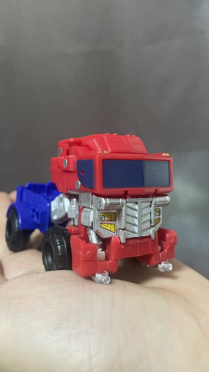 jesterhatsjhund's tweet image. Modified with slight paint touch up .
Added head articulation and elbows . 
#TransformersCyberworld #Optimusprime