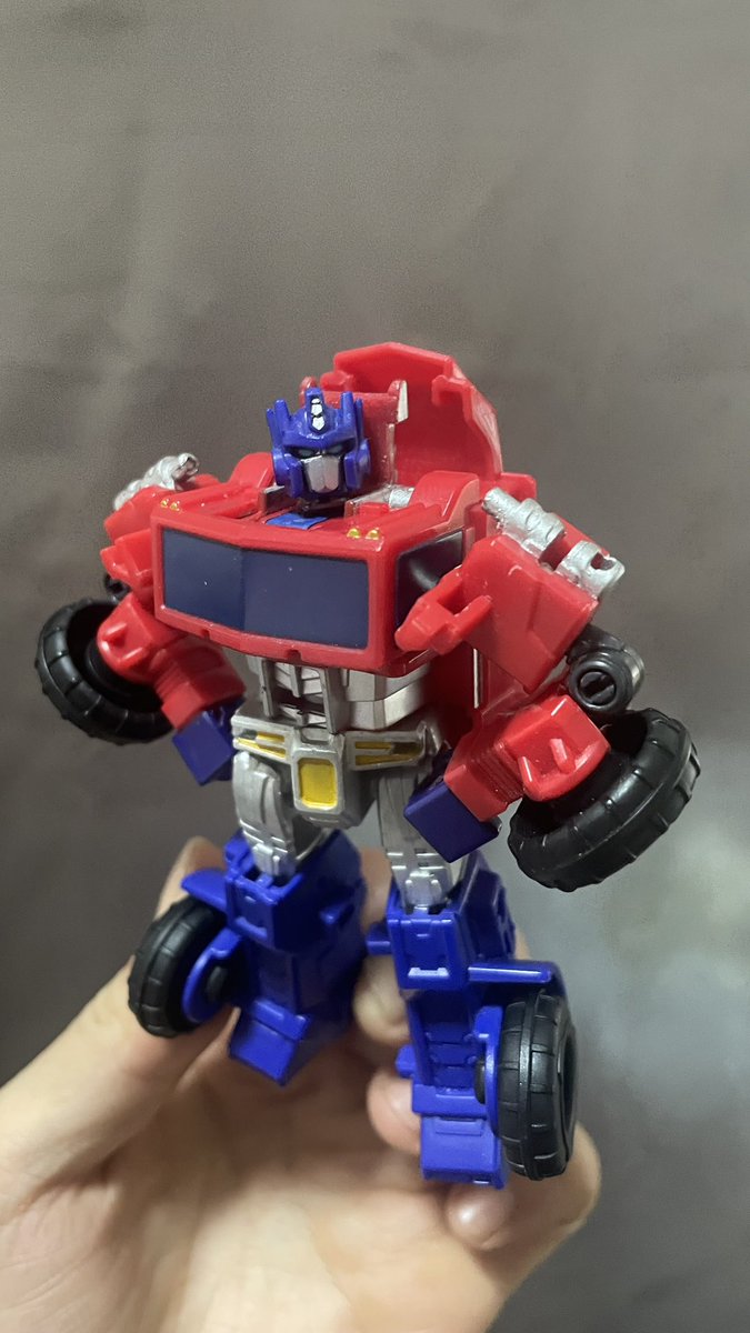 jesterhatsjhund's tweet image. Modified with slight paint touch up .
Added head articulation and elbows . 
#TransformersCyberworld #Optimusprime