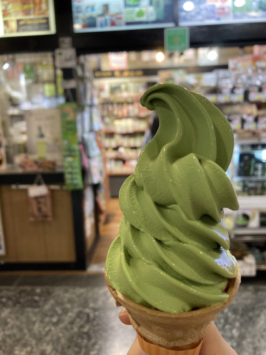 #みんちゃん今日の抹茶

茶の池田や / 抹茶ソフトクリーム

新宿西口のオアシス。小さめのお店だけどお茶関連商品の品揃え豊富。お茶ソフト、という雰囲気の優しい味わいのソフトクリームで涼みました🍃+20円でお茶セットにできます。カップ選択可。忙しそうで頼みづらい時があります。