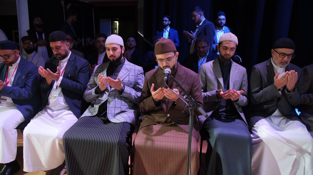 Shaykh Ahmad Mustafa al-Arabi al-Qadri accompanied Professor Dr Hassan Mohiuddin Qadri (Chairman Supreme Council, MQI) to a deeply spiritual and enlightening session during Al-Hidayah 2025. 
#20YearsOfAlHidayah #ShaykhAhmadAtAlHidayah #AlHidayah2025