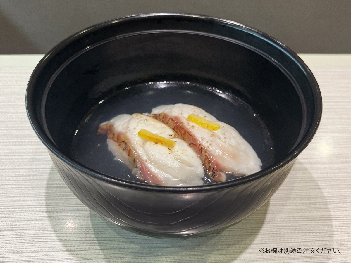 hamasushi_jp's tweet photo. ━━━━━━━━━━━━━
「炙りまだいゆず塩」に、
　卓上のお湯をかけると…⁉
━━━━━━ｖ━━━━━━
 
ゆずの香りが꒰꒰ ふわっ ꒱꒱と引き立つお茶漬けに✨
 
お好みで藻塩やはま寿司特製だし醤油をかけても❣🙆‍♀️
 
#はま寿司 https://t.co/rCTw8Aihpz