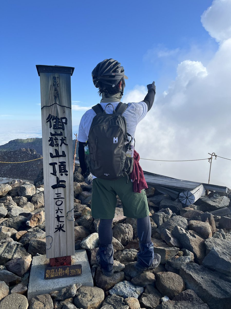 kt1222ts's tweet photo. 御嶽山
3,000m級への初挑戦と大自然の脅威の恐れがある中、無事に登山完遂できて良かった！ https://t.co/4OPFyB1Plg