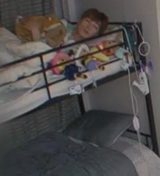 sani's bed compared to yunho's. all of his plushies... babie 🥹