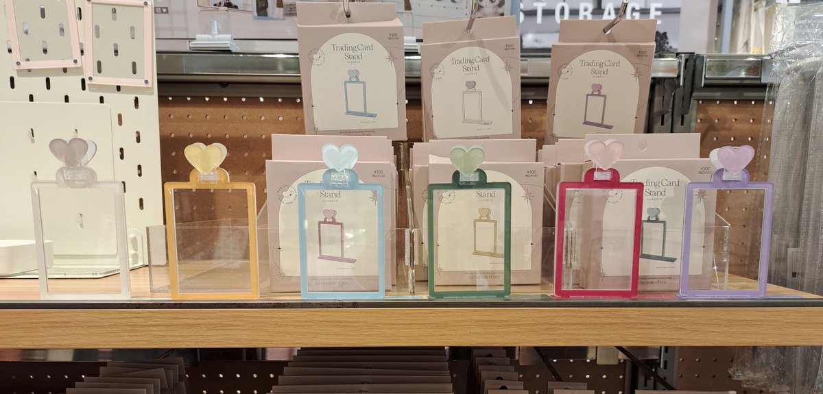 昨日投稿したスリコに売ってるトレカスタンド330円で色は6種類あります