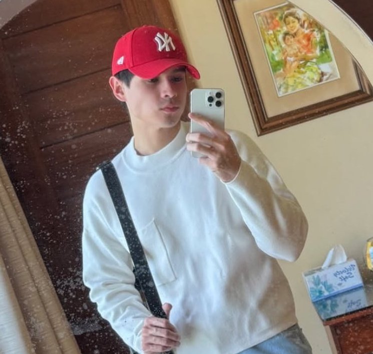 salvanyyy's tweet photo. az is wearing ralph's hat??? https://t.co/3n6ahKCzuQ
