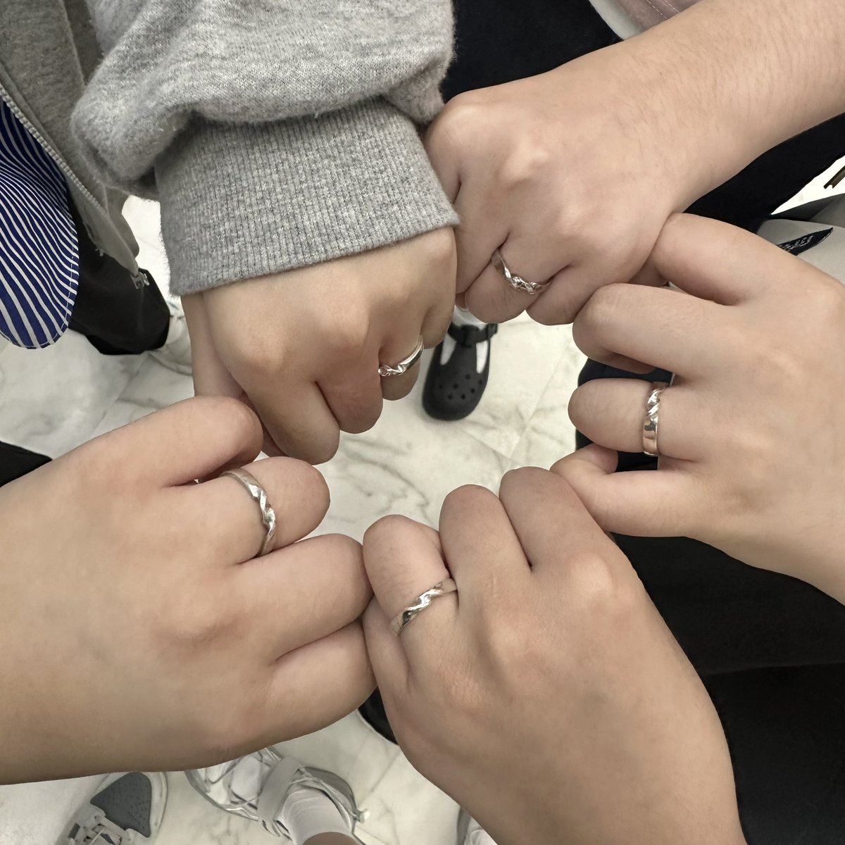 deullenini's tweet photo. 친구들 만났어요😳 ( 중학교 친구라 읽고 트친이라 쓰기 https://t.co/nXXd4WMiqJ