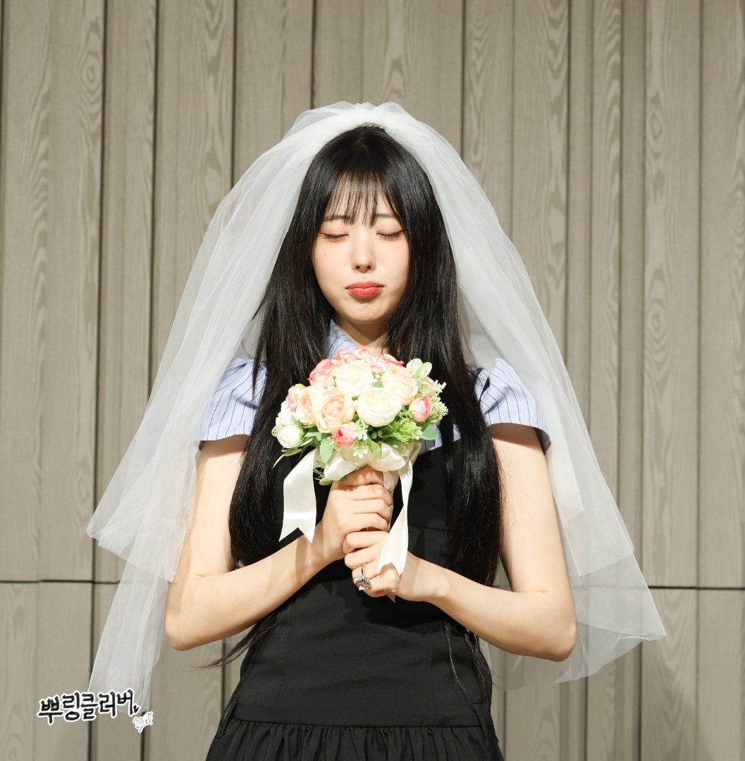 chikineunyeogs1's tweet photo. 20250803 디어마이뮤즈 팬싸인회
신부 히나👰♀️
#히나 #hapycb #QWER https://t.co/LNwAjtKAQH