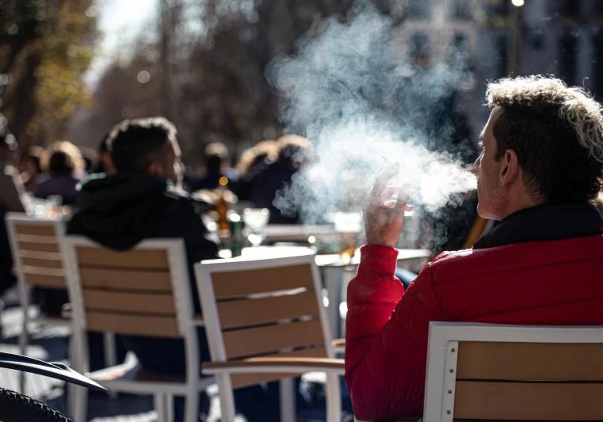 56 municipis de Catalunya, incomprensiblement, encara no prohibeixem fumar a la platja.

947 municipis de Catalunya, mes incomprensiblement encara, encara no prohibeixen fumar a les terrasses dels bars i restaurants o llocs com parades d`autobus.