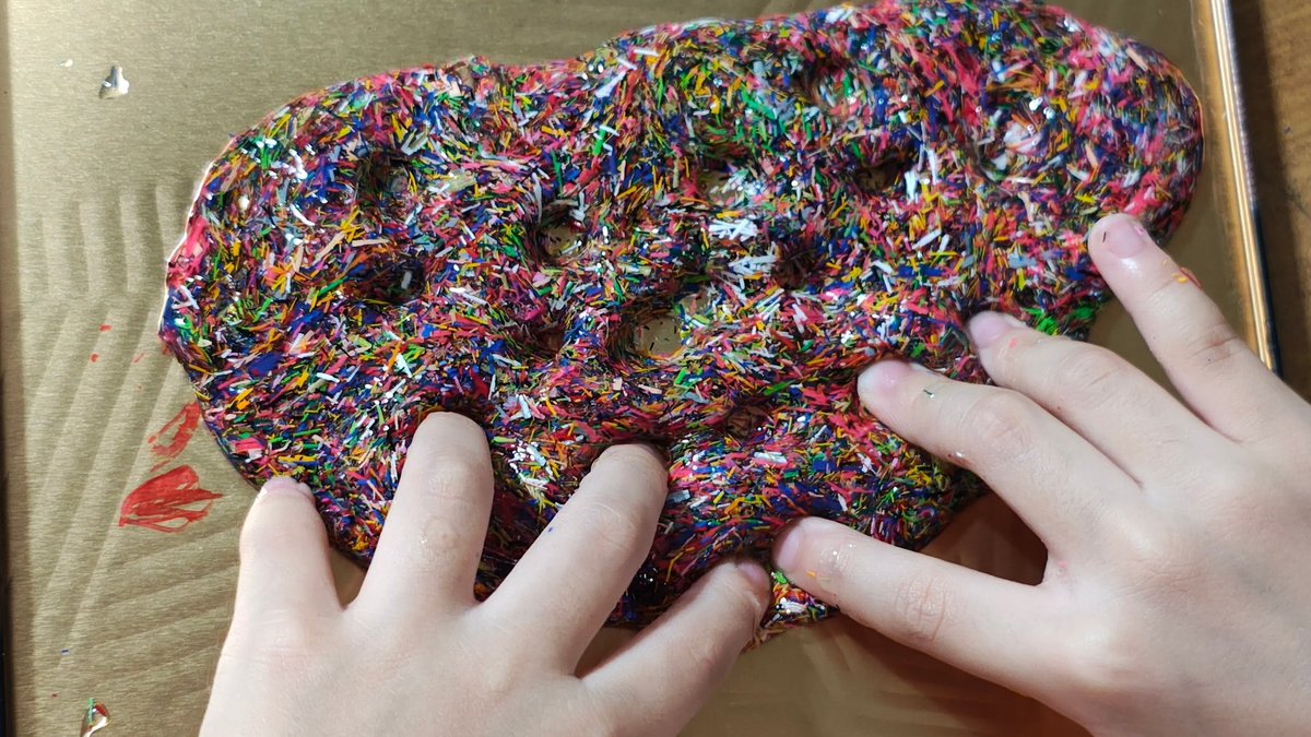 クーピーの削りカスがキレイだったのでスライムに入れたいと言いだしたはるちゃん。この為に全色削ってましたわ😂
スライム作ったら必ずやるASMR動画の触り方。モッチモッチいい音出してました✨