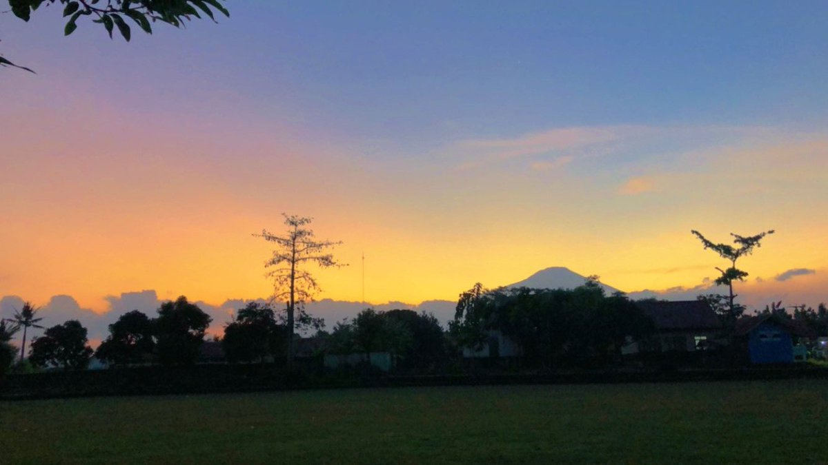 _t1nywinnie's tweet photo. @bunmijni Ayooo sini maen nanti juga tau.. pemandangan samping rumahku😍😭 https://t.co/gL3UlNPCx3
