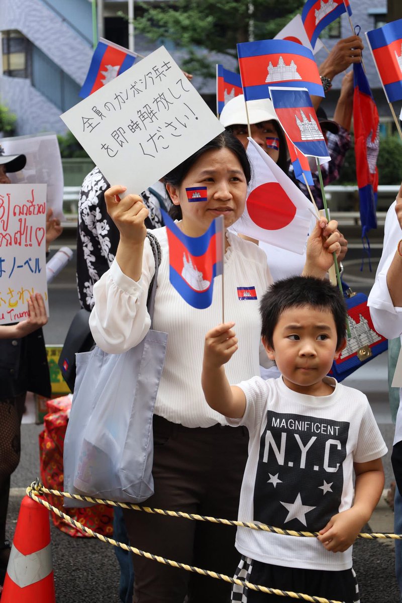 pheaktraneth's tweet image. On the morning of August 3, 2025, in Japan, many Cambodians gathered in central Tokyo, in front of the Thai Embassy, to demand respect for international law, the unconditional release of the 18 heroic Cambodian soldiers who were deceitfully captured, and to express their support…