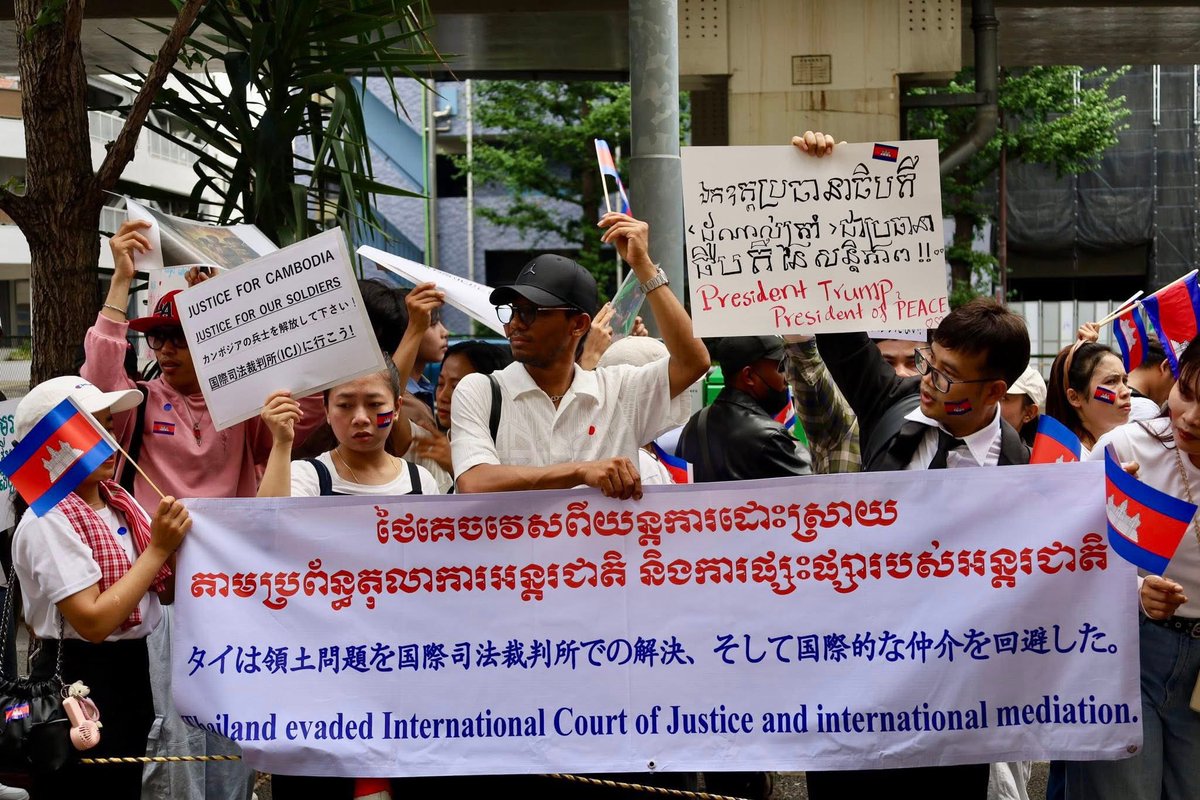 pheaktraneth's tweet image. On the morning of August 3, 2025, in Japan, many Cambodians gathered in central Tokyo, in front of the Thai Embassy, to demand respect for international law, the unconditional release of the 18 heroic Cambodian soldiers who were deceitfully captured, and to express their support…