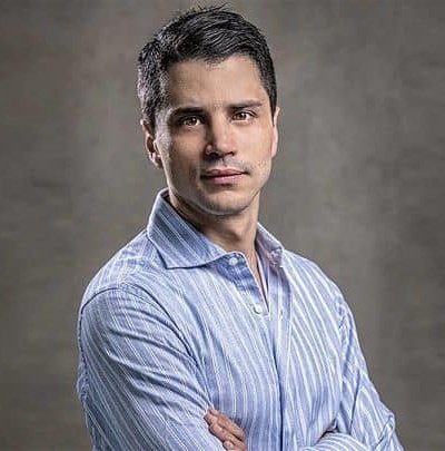 Con lo que le hicieron a su papá,<a href="/tomasuribeEco/">Tomas Uribe Moreno</a>  yo tendría este país  ardiend@, vamos con toda Thomas!!! Si toca hacer primera línea,  se hace...