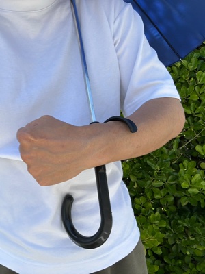 良い...脳卒中後片側手足が不自由な方は不自由でない片手で杖を使うため、雨や猛暑の日に傘をさすことが難しいと仰います。そんな際にはSeria様の傘ハンドルホルダーを使うことで、不自由な手の前腕と肩に傘をかけ、片手で傘を扱うことが可能です。この道具の対象となる必要な方に届いて欲しいです