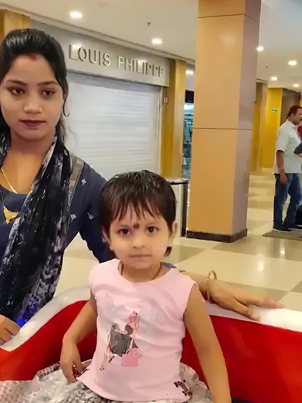 मिलिए काजल से।

वह एक वेश्या के रूप में काम करती थी।
👫 मनोज नाम के एक व्यक्ति ने उससे शादी की और उसे एक नई ज़िंदगी दी।
🤱🏻 उनकी एक बेटी हुई, मिष्टी।
👩‍❤️‍💋‍👨 कुछ सालों बाद, उसका संजीव के साथ अफेयर शुरू हो गया।
🤷🏻‍♀️ जब वह अपनी बेटी को छोड़कर अपने प्रेमी से मिलने गई, तो बेटी रो पड़ी।
👰🏻 वह