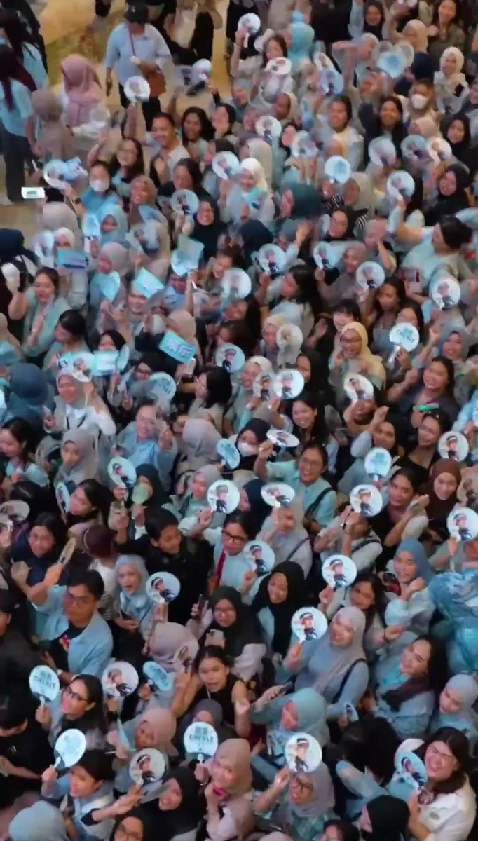 ชอบตรงนี้มากมีแต่สีฟ้า ขาวและพัดน้องเล่อเต็มไปหมด พสอินโดเค้ารักน้องเล่อมากจริงๆ😭