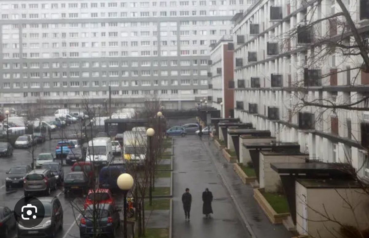 Slum гэдэг бол хууль бусаар, дураараа оромж барьж, ядуусын дүүрэг үүсгэсэн замбраагүй газрыг хэлдэг. Харин Ghetto гэдэг нь төрөөс ядуу, бага орлоготой иргэдийг тусгаарласан орон сууцны хорооллол үүсгэж, тусдаа нийгмийн анги давхрага бий болгохыг хэлээд бгаам. 

2-р дайны дараа