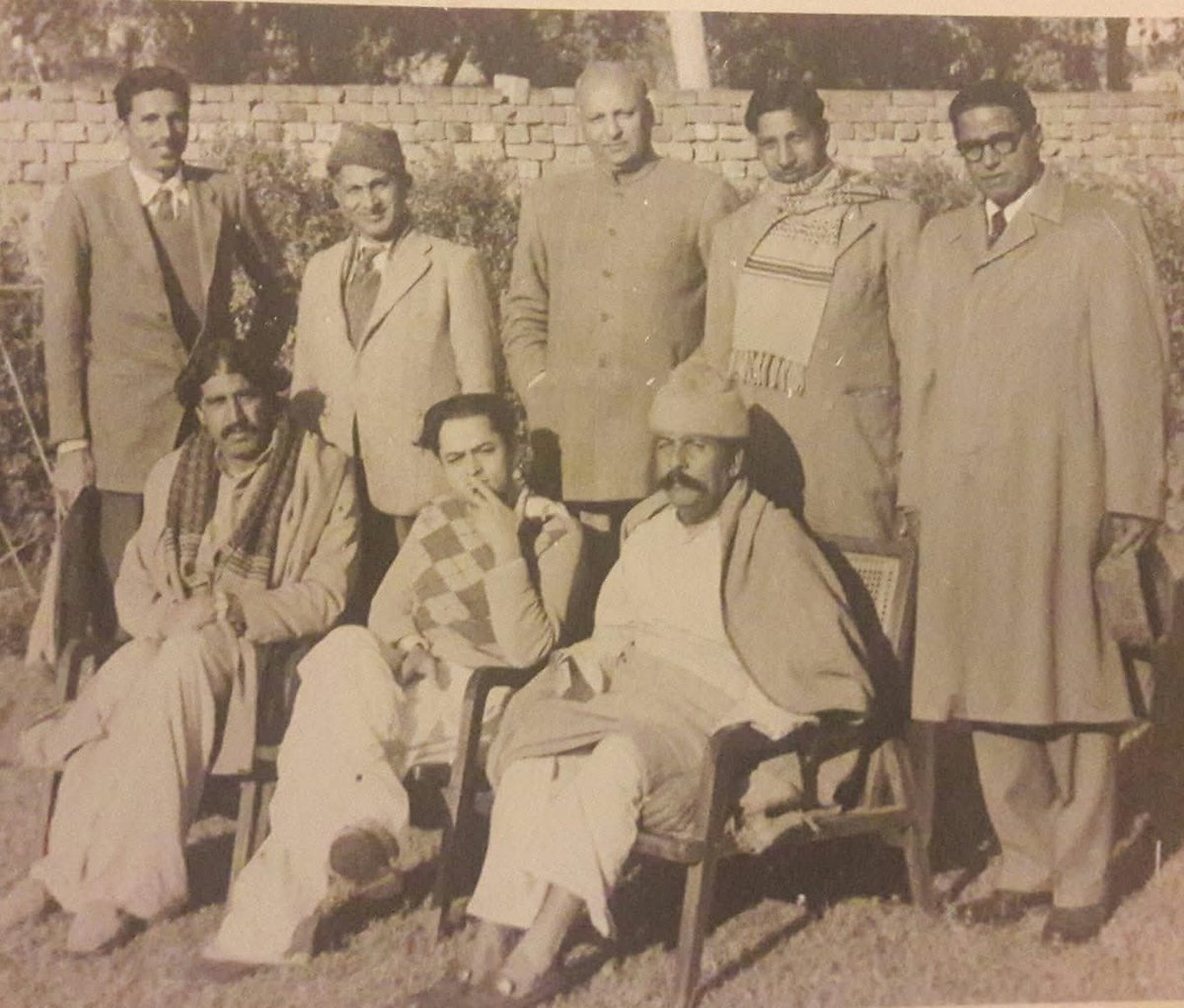 ایک نادر اور شاہکار تصویر۔ 1956 میں گجرات سے منتخب ہونے والے ارکان صوبائی اسمبلی کی لاہور کے برڈ ووڈ روڈ پر سید امیر حسین شاہ المعروف کاکو شاہ کی رہائش گاہ کے سبزہ زار میں لی گئی تصویر میں دائیں سے چودھری جہان خان بوسال، کاکو شاہ صاحب، چودھری سعی محمد آف چھموآنہ( منڈی بہاءالدین)
