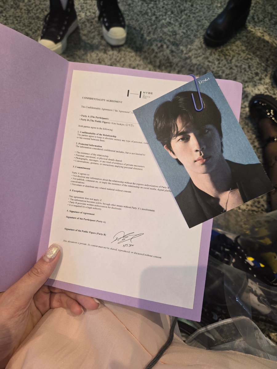 MoonieJoonieee's tweet photo. Meanwhile I was handed an NDA as a freebie in a purple file 😂💀 https://t.co/w8TYtmKTIi