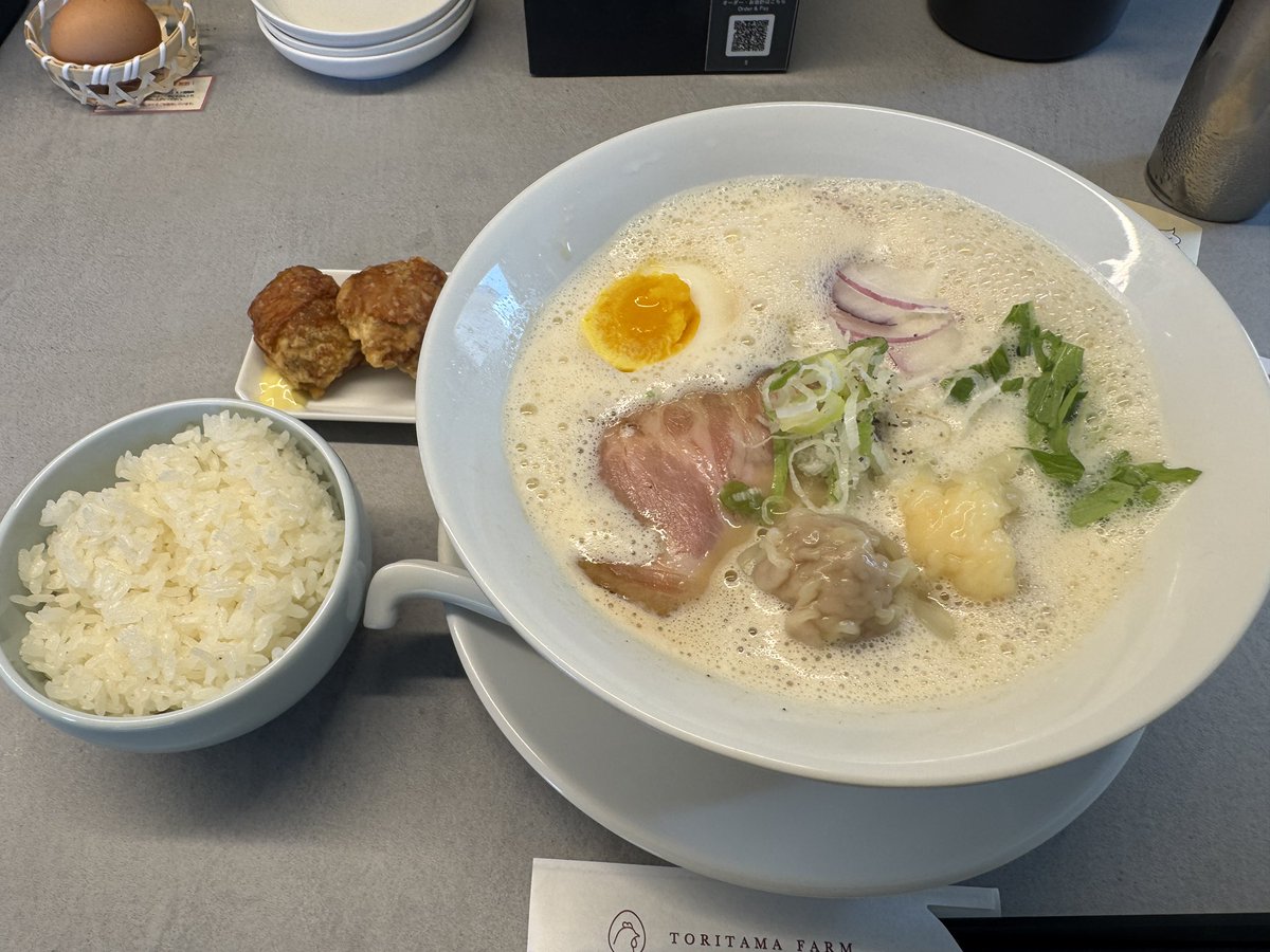 お昼は養鶏農場直営「とりたまファーム」のワンタン入り泡鶏白湯ラーメンです。
もちもちでコシのある卵麺、スープはコクがあるけどクドさはなく最後まで飲める。
唐揚げもカリッじゅわと肉汁が広がるし、生卵が1個無料で付くので卵かけご飯にして食べたけど、これも美味かった😋