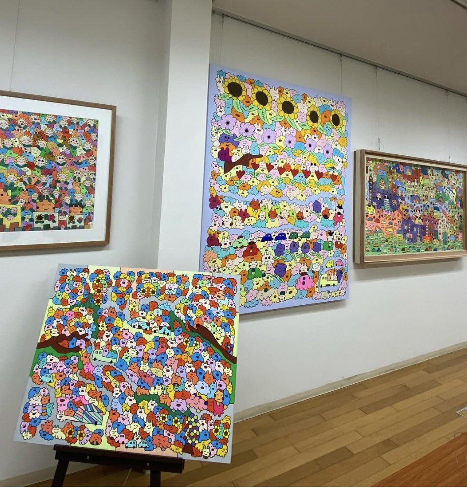 YouichirouHigo's tweet photo. しょうがいしゃアート二人展を鑑賞🎨NOMOさんの明るくポップな世界、INFAさんの深く静かな青〜ふたりの感性が、やさしく響き合っています。
心が和みました。作者のNOMOさんと📷
#NOMO #INFA #ねやのさとアート #しょうがいしゃアート
📍京都ギャラリエヤマシタ1号館 8/3(日)17:00迄 入場無料 https://t.co/YbQCOWjjik