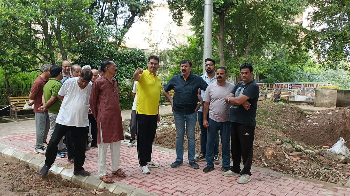 ArvindGuptaJK's tweet image. Visited Ward No. 31 to interact with locals and review the ongoing park development work. Committed to ensuring better public spaces for our community. 

#Jammu_West #PublicEngagement #ParkDevelopment #CommunityFirst