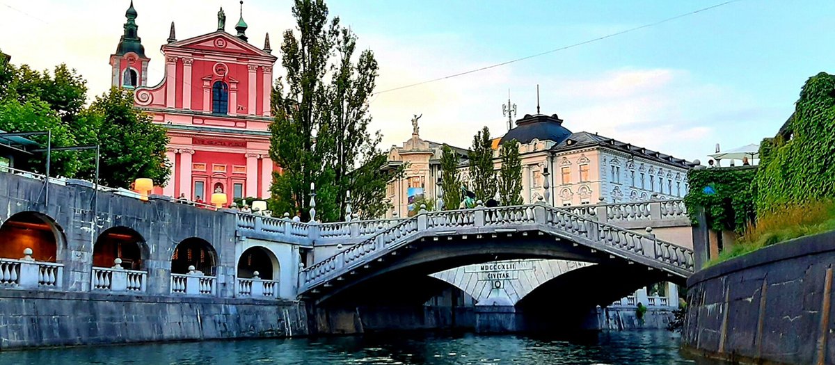 BojanPozar's tweet image. ➡️➡️ Ljubljanski mehurček - pogosto omenjan izraz v zadnjih letih - pomeni, da se v prestolnici oblikuje zaprt prostor "vrednot" in interesov, ki nimajo več neposredne povezave z življenjskimi realnostmi ljudi v manjših krajih. Ta proces ima politične in družbene posledice. Krepi…