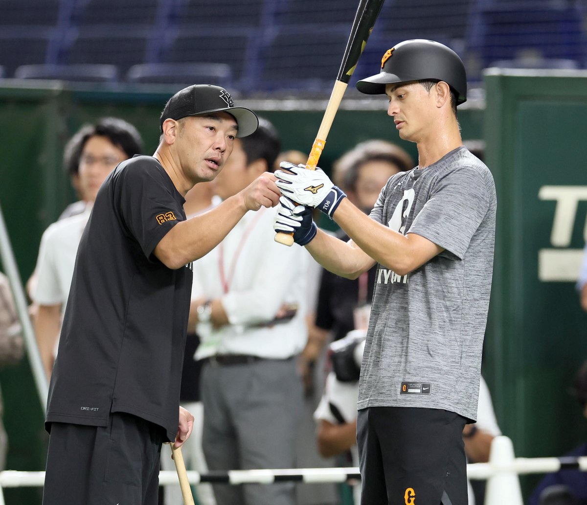 練習風景から🏟️】 #阿部慎之助 監督は全体練習終了後に #乙坂智 選手