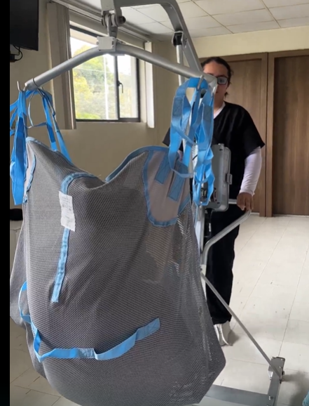 GabriereaRod's tweet photo. En Cuenca, dos estudiantes crearon una grúa que alivia el dolor de pacientes y enfermeras https://t.co/CyGDX7wnhs https://t.co/p8tfPsXOYq