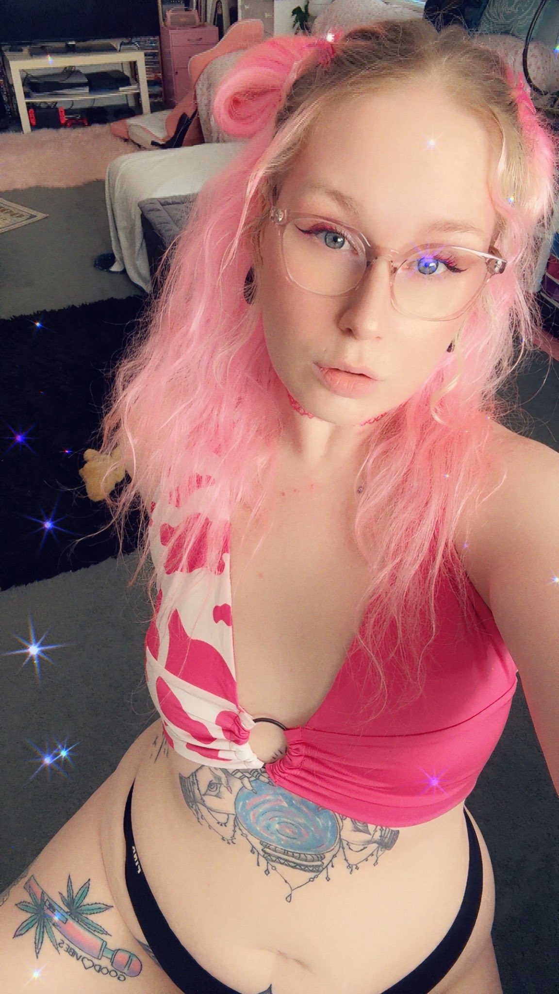 Wanna see underneath?🍓🐮 https://t.co/ykF8rR0SQb https://t.co/bMd7qYTsSI