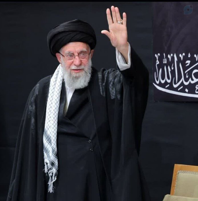 امنیت این کشور با شعار فراهم نشده ؛
با دل‌هایی  در امتداد راه کربلا بدست آمد.
و رهبری که هر قدمش یک سیلی محکم به ذلت بود.
این مفهوم آزادی ایران ماست و این یعنی #حب_الحسین_یجمعنا
#ایران_امام_حسین