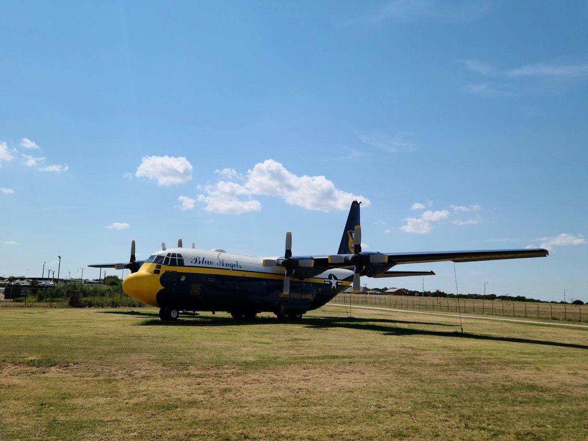 MarvinDMartian_'s tweet image. #Bert was soakin' up some rays today on the southeast end of #KNFW Navy Fort Worth, Texas #BlueAngels #FatAlbert #C130