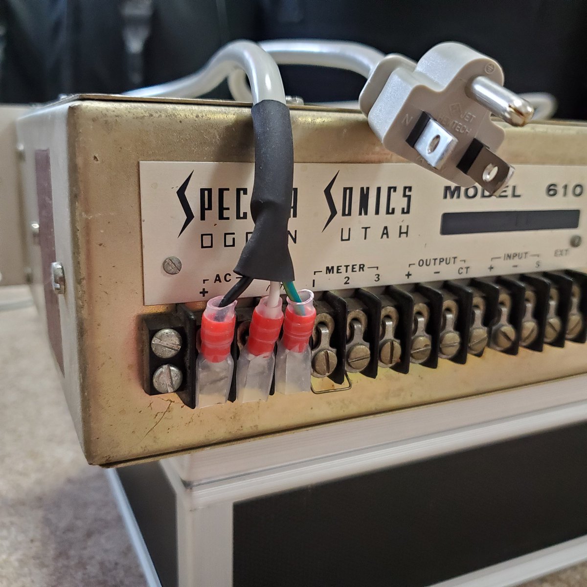 お借りしている SpectraSonic 製コンプリミッター “MODEL610” の魔改造版。
電源端子がむき出しで、かなり危険な状態だったので、3極電源ケーブルと絶縁スリーブ付き丸型圧着端子、平型端子メスカバーでネジ止め端子を活かしつつも指が直接触れないように安全対策を。