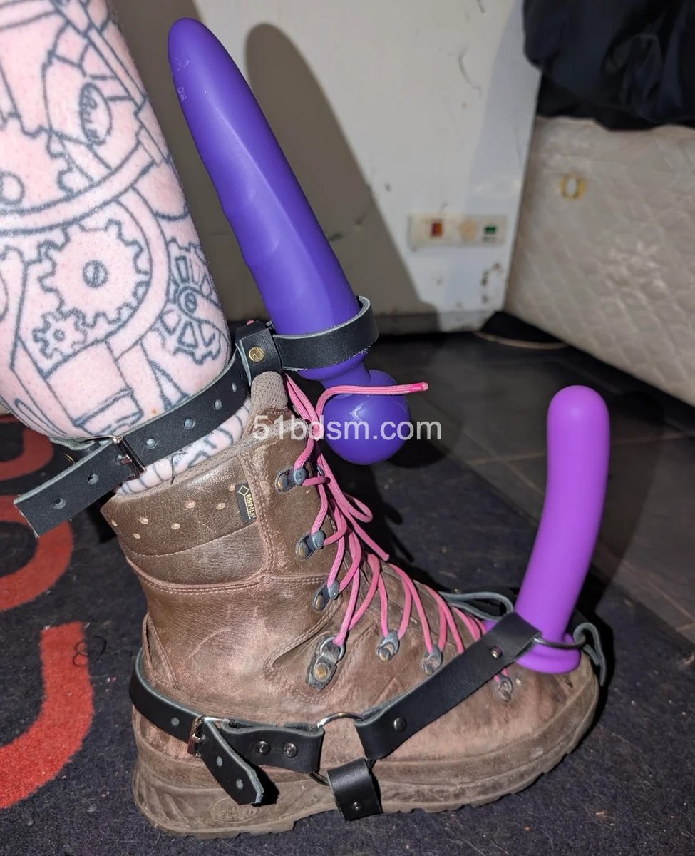 坐到主人脚上来