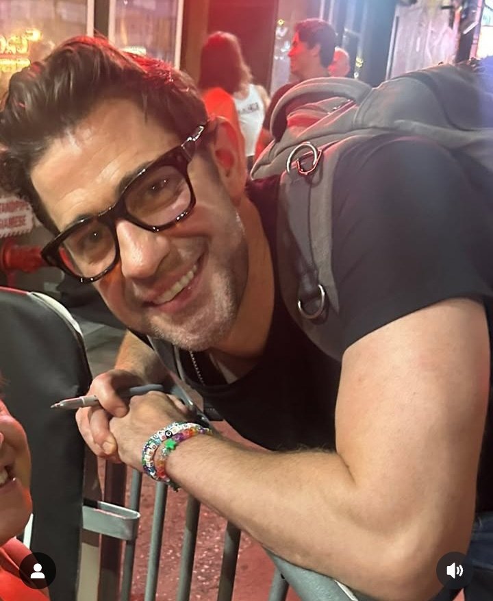officedundies's tweet image. fotos recentes do John Krasinski atendendo fãs, LINDO!