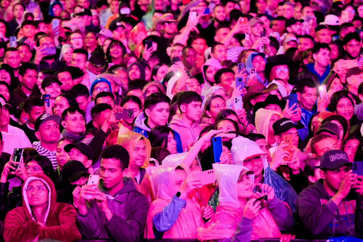 🎤 <a href="/OrlandoLinan/">Orlando Liñan</a> se robó el show en Vallenato al Parque: conectó con el público, los puso a cantar y bailar, y hasta bajó a saludar a su fanaticada. ¡Una noche para no olvidar! 💥🎶 <a href="/Olimpicasemetio/">Olímpica St 105.9</a> <a href="/idartes/">Idartes</a> 

#AquíSíPasa, Bogotá, mi ciudad, mi casa.