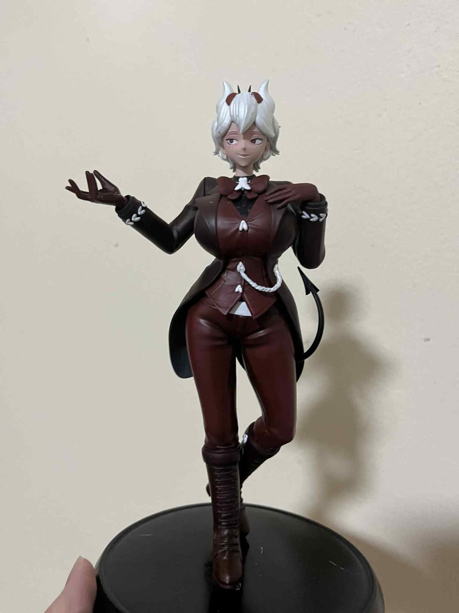 Everone!!! I think I can fix her!!
However, some of the paint is a little worn.
But she's still beautiful!!! ♥♥
P.S. ;3 Her old joint was broken inside.
I only managed to apply a little glue.
So, she's quite fragile.