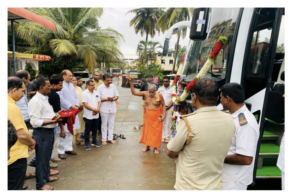 Rahiman Boliyar (@rahimanboliyar) on Twitter photo KRTC ಬಸ್ಸ್ ಚಾಲಕನೊಬ್ಬ ಬಸ್ಸಿನಲ್ಲಿ ನಮಾಝ್ ಮಾಡಿದ್ದಾನೆ ಎಂಬ ಕಾರಣವಿಟ್ಟು
ಸಂಘಪರಿವಾರದ ಐಟಿಸೆಲ್ ಅಪಪ್ರಚಾರಕ್ಕೆ ಆತನ ಮೇಲೆ ಶಿಸ್ತುಕ್ರಮ ಕೈಗೊಂಡ ಕಾಂಗ್ರೇಸ್ ಸರಕಾರ ಮಂಗಳೂರಿನಲ್ಲಿ ksrtc ಹೊಸ ಬಸ್ಸಿಗೆ ಹಿಂದೂ ಸಂಪ್ರದಾಯ ಪ್ರಕಾರ ಪೂಜೆ ಮಾಡಲು ಅವಕಾಶ ಮಾಡಿಕೊಟ್ಟಿರುವುದು ಧರ್ಮ ನಿರಪೇಕ್ಷಾ ದೇಶದಲ್ಲಿ ತಾರತಮ್ಯ ಅಲ್ಲವೇ?
<a href="/siddaramaiah/">Siddaramaiah</a> KRTC ಬಸ್ಸ್ ಚಾಲಕನೊಬ್ಬ ಬಸ್ಸಿನಲ್ಲಿ ನಮಾಝ್ ಮಾಡಿದ್ದಾನೆ ಎಂಬ ಕಾರಣವಿಟ್ಟು
ಸಂಘಪರಿವಾರದ ಐಟಿಸೆಲ್ ಅಪಪ್ರಚಾರಕ್ಕೆ ಆತನ ಮೇಲೆ ಶಿಸ್ತುಕ್ರಮ ಕೈಗೊಂಡ ಕಾಂಗ್ರೇಸ್ ಸರಕಾರ ಮಂಗಳೂರಿನಲ್ಲಿ ksrtc ಹೊಸ ಬಸ್ಸಿಗೆ ಹಿಂದೂ ಸಂಪ್ರದಾಯ ಪ್ರಕಾರ ಪೂಜೆ ಮಾಡಲು ಅವಕಾಶ ಮಾಡಿಕೊಟ್ಟಿರುವುದು ಧರ್ಮ ನಿರಪೇಕ್ಷಾ ದೇಶದಲ್ಲಿ ತಾರತಮ್ಯ ಅಲ್ಲವೇ?
<a href="/siddaramaiah/">Siddaramaiah</a>