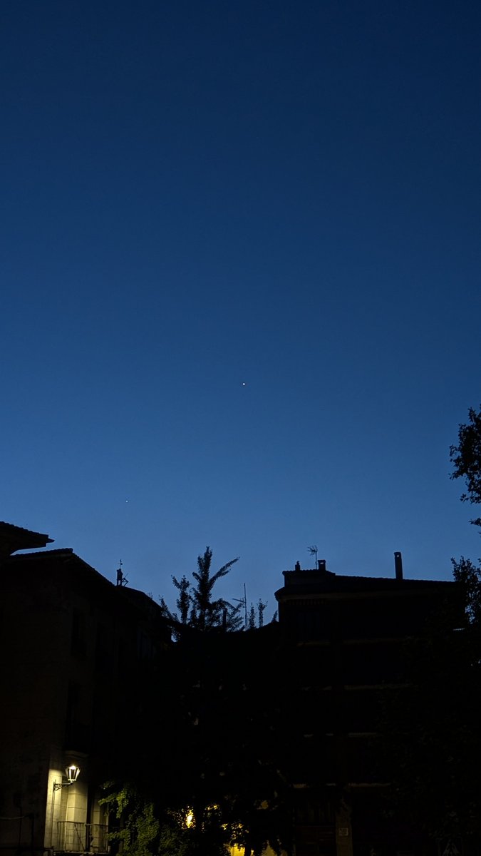 #compartetuamanecer
#egunsentia #summer
#amanecer de hoy por Estella-Lizarra.

A disfrutar del día👌🏾