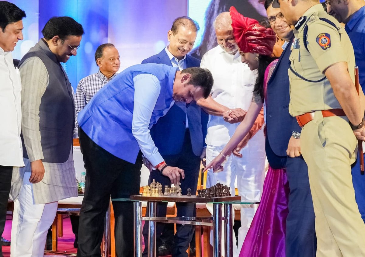 SuneelBarke2818's tweet image. पट कोणताही असो सर्वोत्तमासोबत खेळण्याचा मोह कोणाला टाळता आलाय... 

विश्वविजेती बुद्धिबळपटू, ग्रॅन्डमास्टर कुमारी दिव्या देशमुख सोबत मुख्यमंत्र्यांनी खेळला बुद्धिबळाचा एक डाव!

#Maharashtra #ChessQueen #Nagpur #DevendraFadnavis #TeamDevendra #DivyaDeshmukh