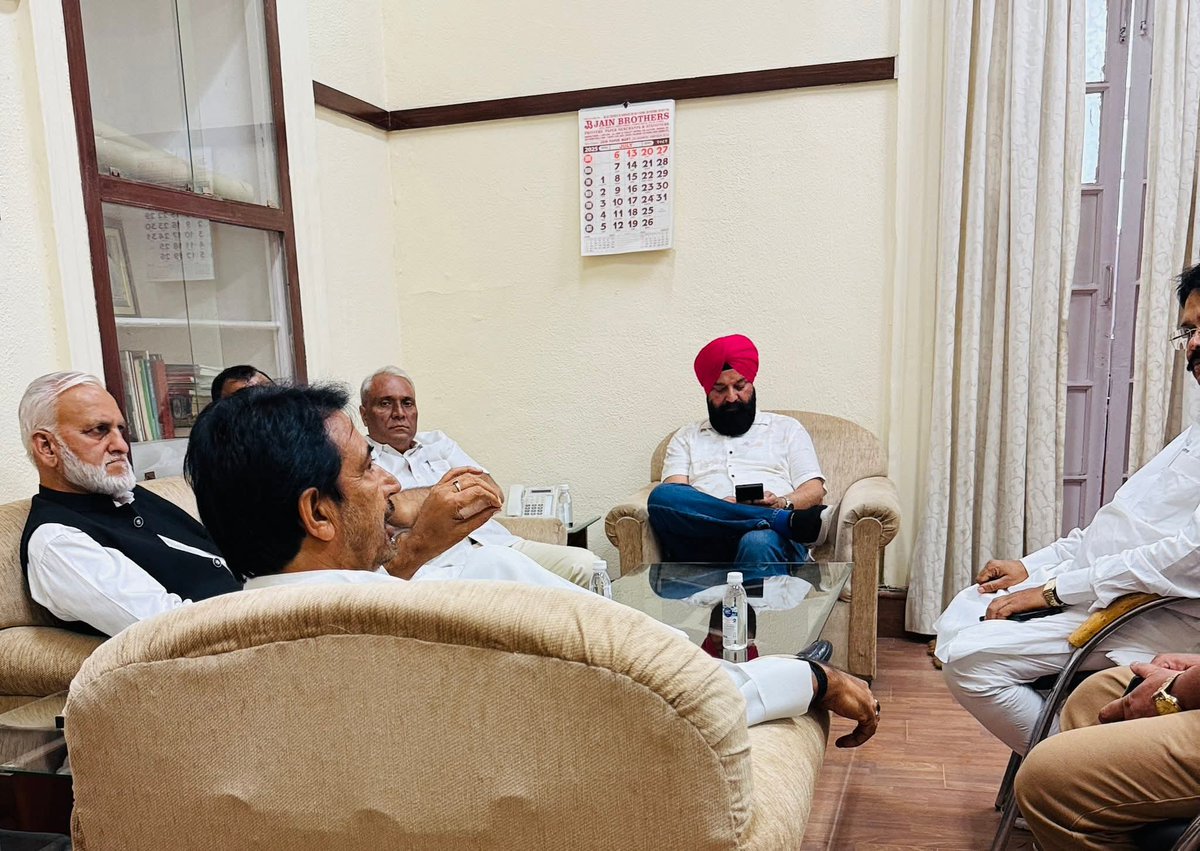 Senior Congress leader and Ex MLA Inderwal #GM_SAROORI met With AICC General secretary <a href="/GAMIR_INC/">Ghulam Ahmad Mir</a> The recent meeting reflects a strong commitment to addressing the concerns of the people. By engaging in detailed discussions on various pressing issues.
<a href="/RahulGandhi/">Rahul Gandhi</a> <a href="/INCIndia/">Congress</a>