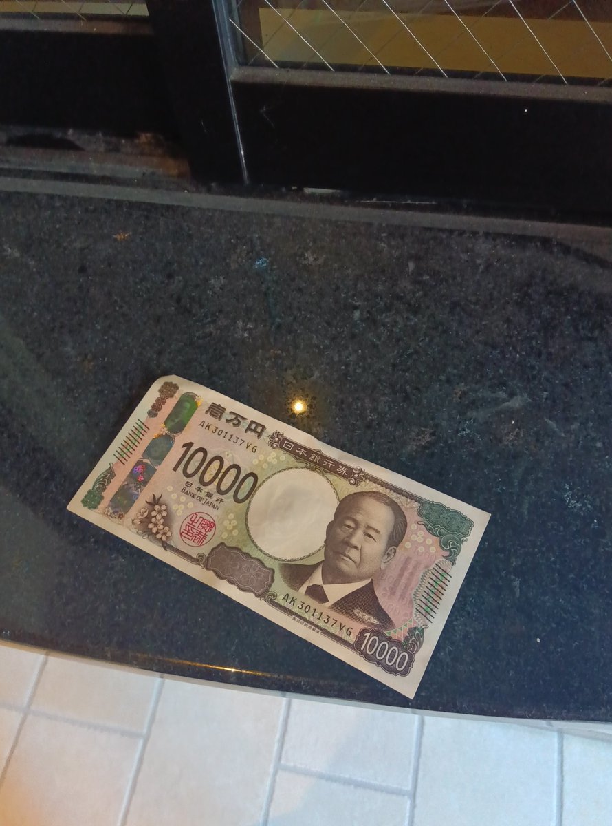 5476円の代金を受け取るだけなのに10000円から払って頂いてお釣りは結構ですと言われてしまった！👀いくらなんでも太っ腹過ぎるやろ!?ありがとうございました！🙏😅