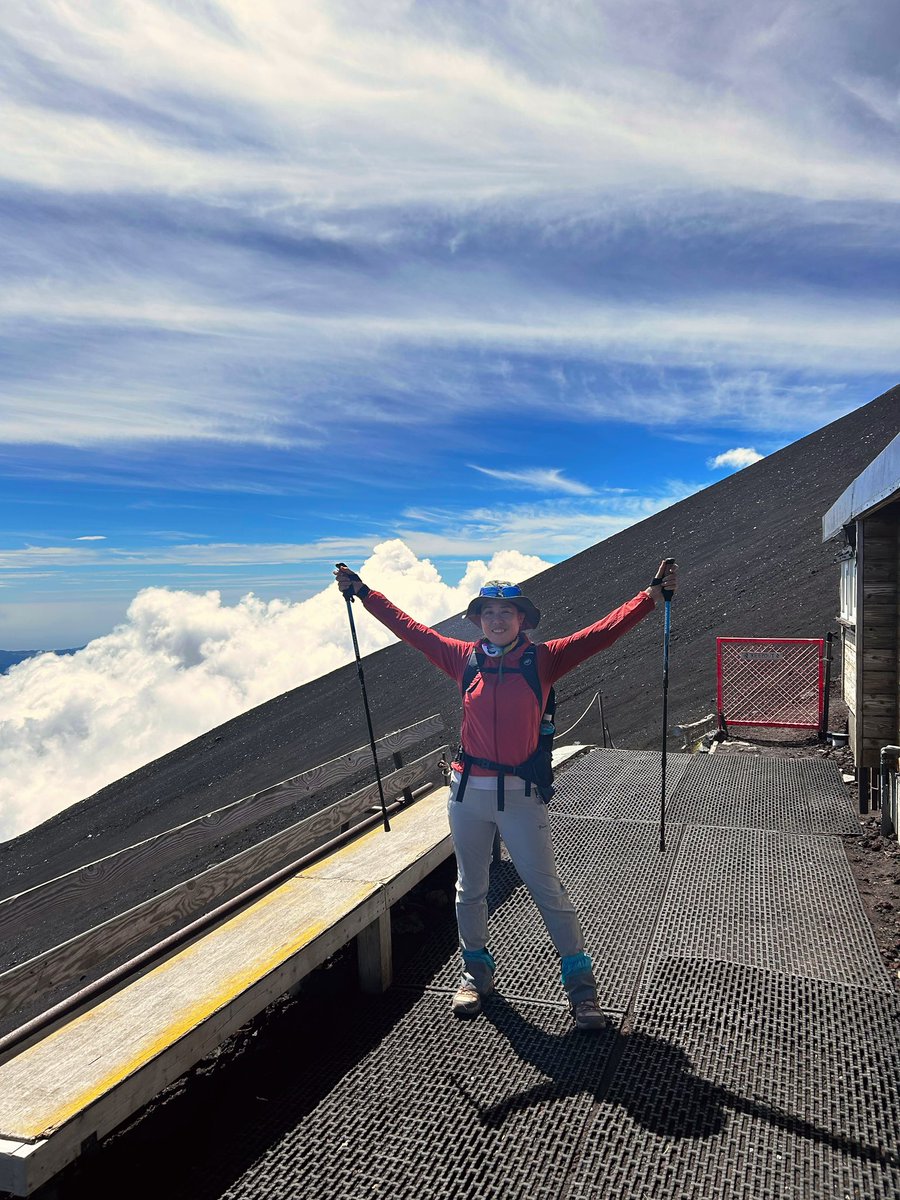 8月2日　富士吉田ルート日帰り登山で富士山行ってきました
お天気に恵まれ絶景を堪能、お鉢巡りで富士山火口も見れて、日本最高峰の剣ヶ峰も登頂できた
でも長く砂だらけでジグザグが続く帰り道がかなり辛かった
富士山登山競争に出る人尊敬