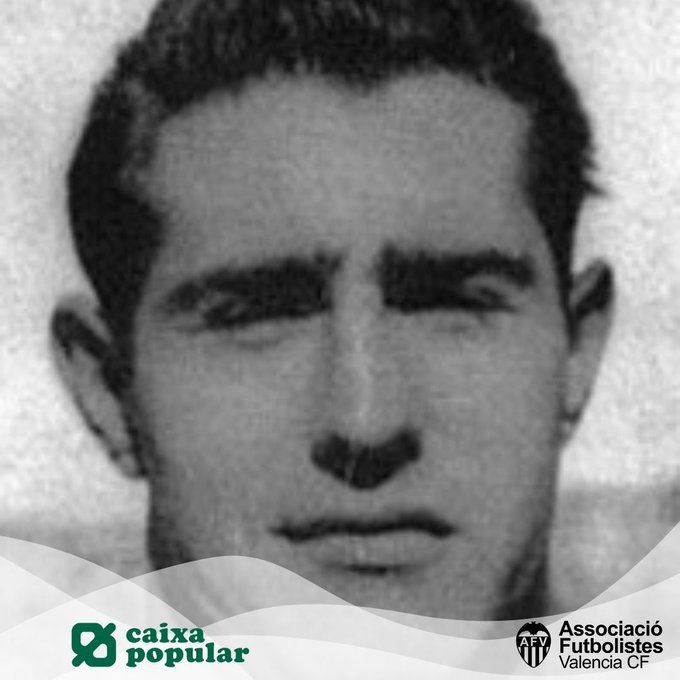 Comenzamos el día recordando y felicitando a Pepe Gálvez (1974) y Luis Coll (1937), dos de los nuestros que vinieron al mundo tal día como hoy. 🦇🎂⚪⚫ #siempreenelrecuerdo #muchasfelicidades #amuntvalencia #futbolistasvcf #llegendesdelsentiment