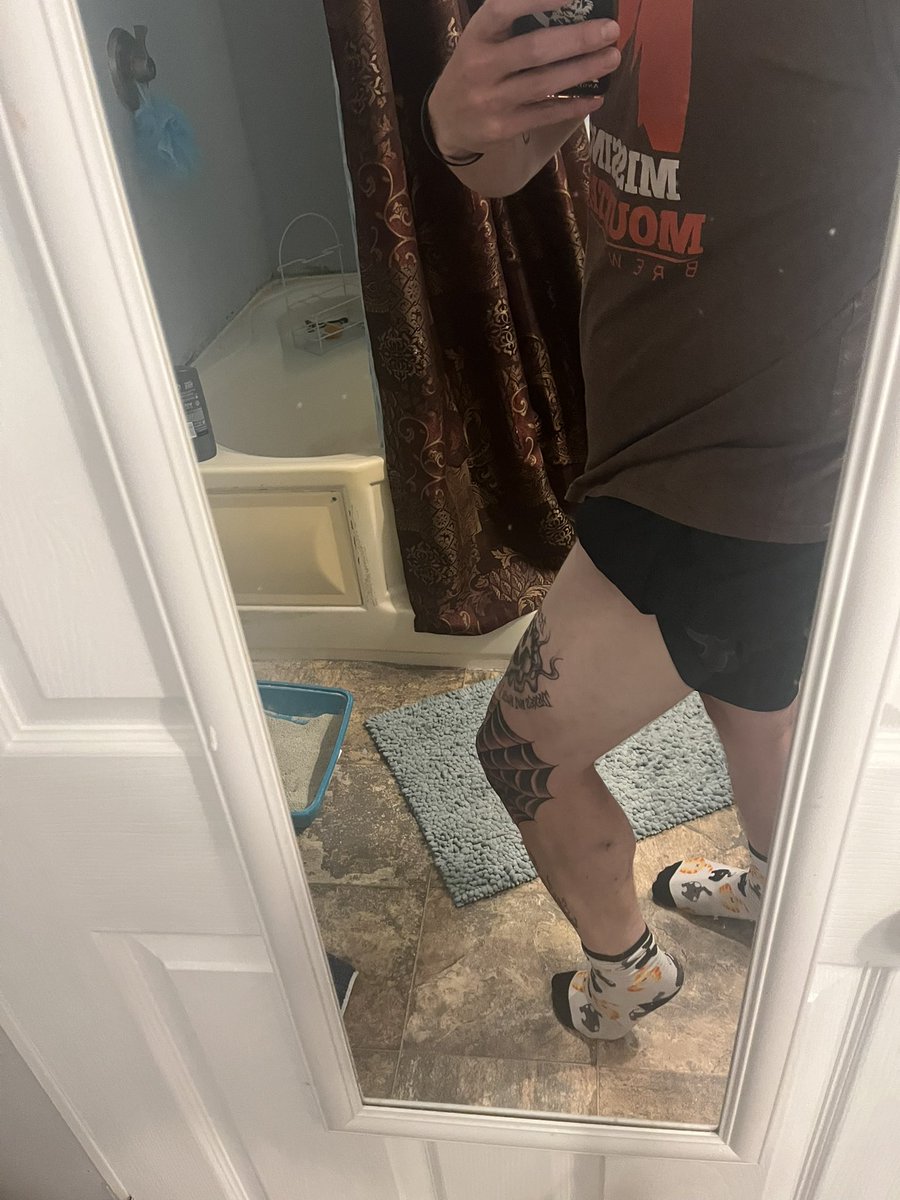Forgot I never showed off my knee and my shin but my shin is unfinished but did the knee in one sitting and it was the worst pain I have ever felt