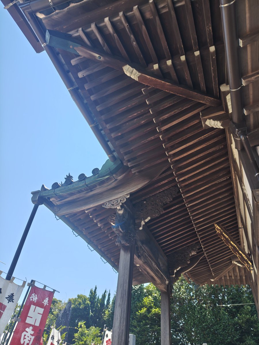 童心にかえって、ﾁｮｯﾄ休憩して寝転んでたら、お寺さんの今の住職の奥さんが慌てて「大丈夫ですか😨💦」って😅
熱中症になったかと思って駆け寄って来ました🙇‍♀️
一緒にいた甥に怒られました😅
でもね見上げる空は変わらないなぁ😌💙
平和な夏に本当に感謝です🙏