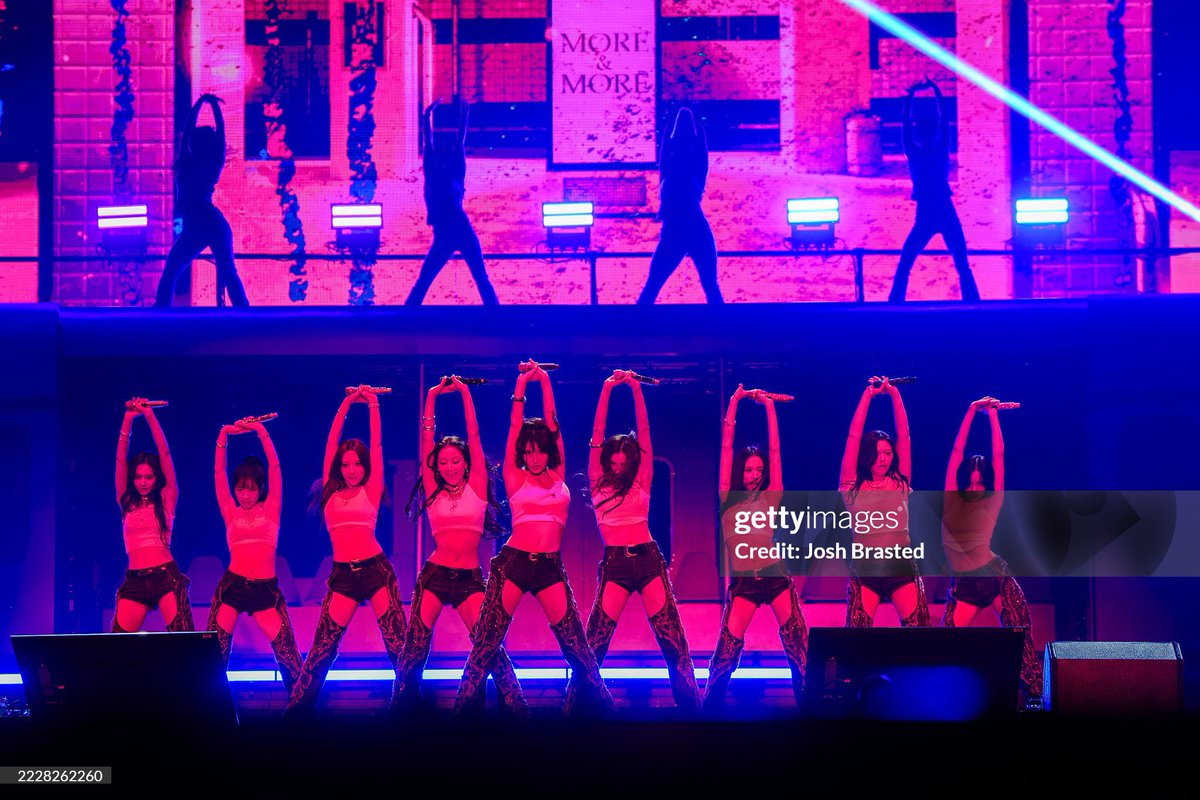 .<a href="/JYPETWICE/">TWICE</a> lollapalooza chicago hit tweets; a thread;