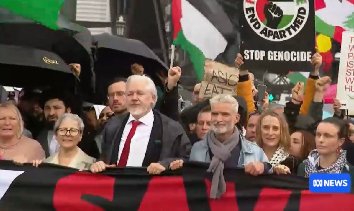 Julian Assange &amp; Craig Foster help carry banner &amp; march on the Sydney Harbour Bridge. Thank you to them both. Thank you to all who marched, who called for peace &amp; an end to the genocide. The world is watching. #FreePalestine