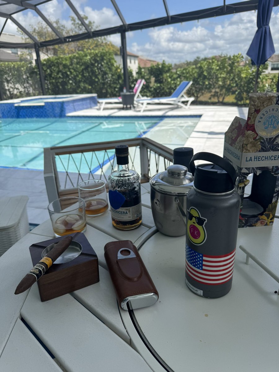 Summer vibes!😎
B.O.T.L🍂💨
