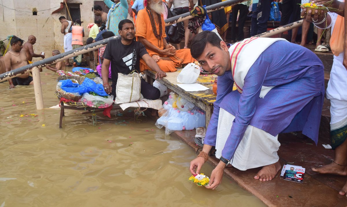 cjeetesh's tweet image. Lost in a moment of peace and devotion. Taking a Ganga snan at the iconic Dashashwamedh Ghat was a truly humbling experience. A tradition that has been followed for centuries. 

#Dashashwamedh #ghat #gangaghat #DashashwamedhGhat